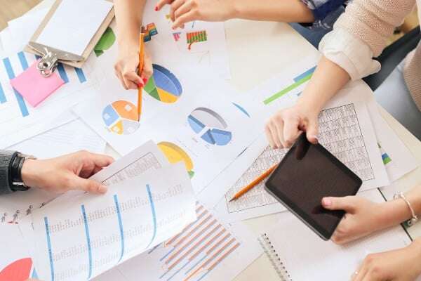 Personas analizando datos