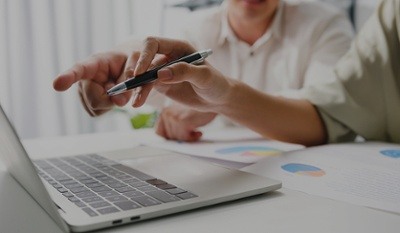 What is HubSpot playbooks, and what are their methods of use?